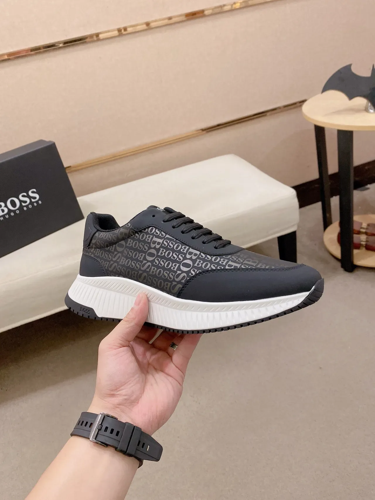 Hugo Boss লোগো সহ কালো এবং সাদা লাইফস্টাইল স্নিকার্স 4