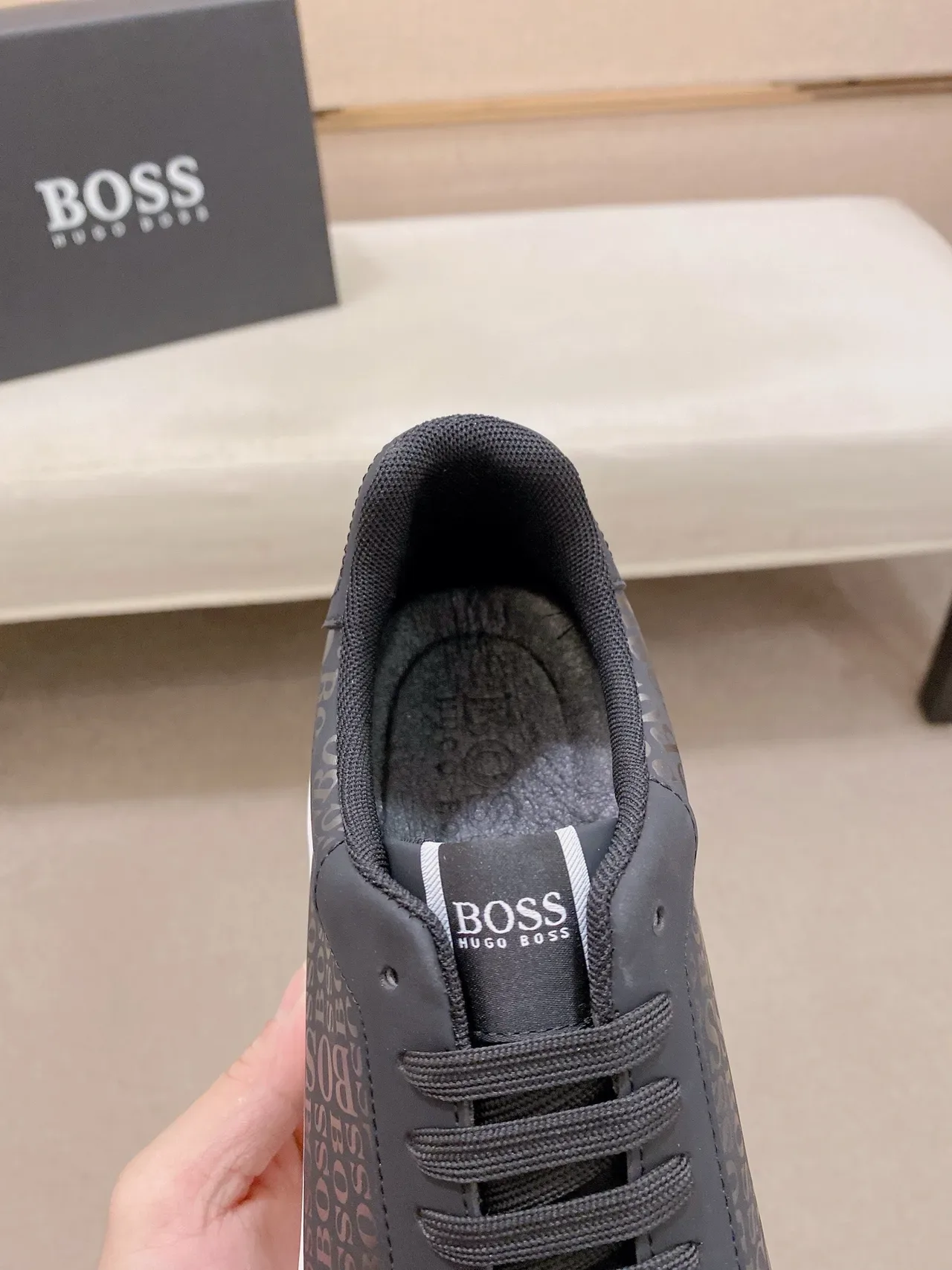 Hugo Boss লোগো সহ কালো এবং সাদা লাইফস্টাইল স্নিকার্স 6