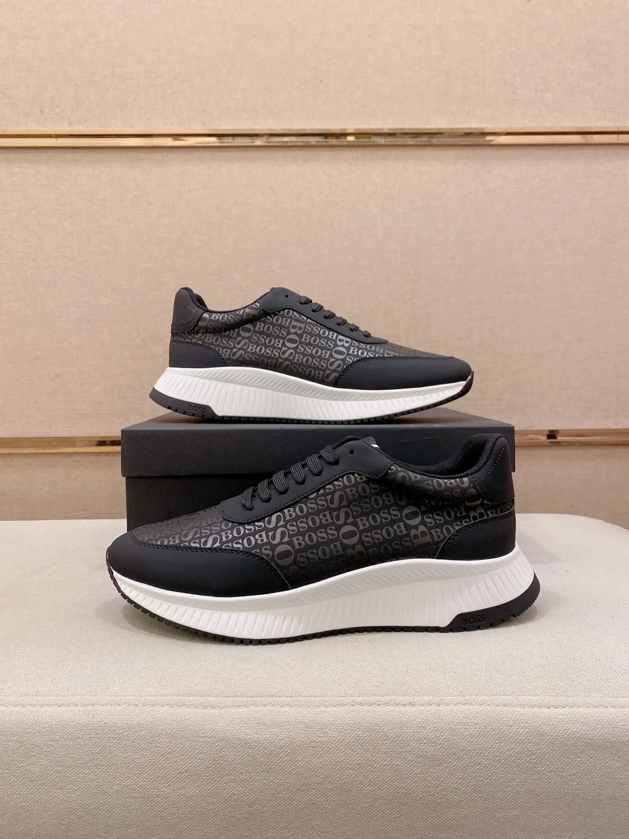 Hugo Boss লোগো সহ কালো এবং সাদা লাইফস্টাইল স্নিকার্স 7