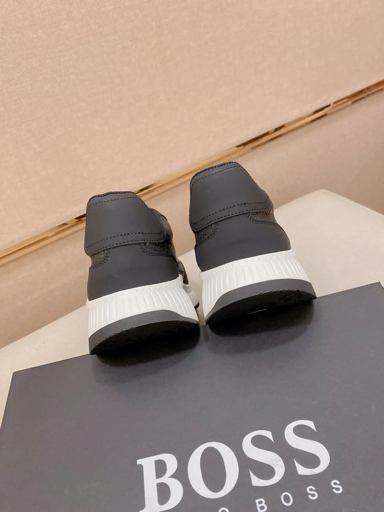 Hugo Boss লোগো সহ কালো এবং সাদা লাইফস্টাইল স্নিকার্স 8