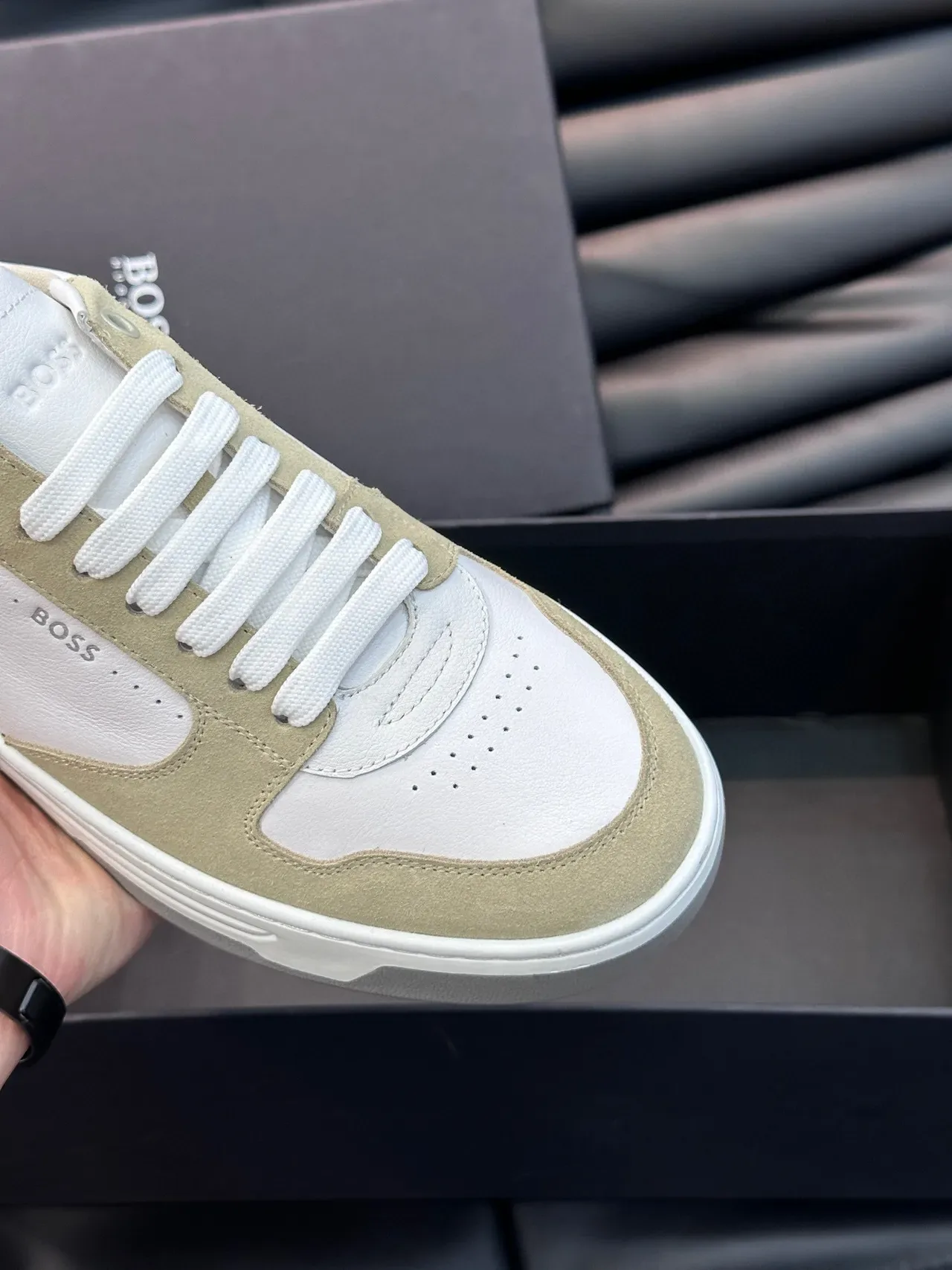 Sapatilhas Lifestyle Hugo Boss Branco e Beige de Suede e Couro com Painéis Baixo 4