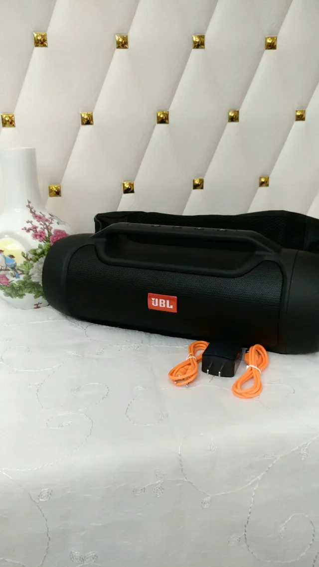 JBL Bleu et Rouge Corps Cylindrique Poignée Supérieure Intégrée Enceinte Portable 6