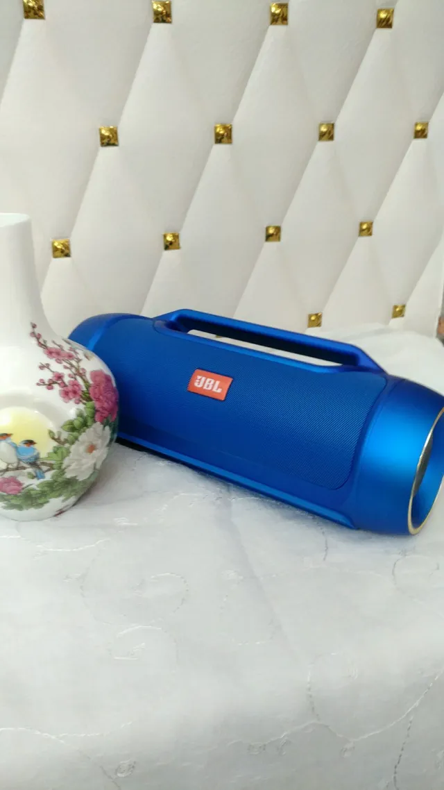 JBL Bleu et Rouge Corps Cylindrique Poignée Supérieure Intégrée Enceinte Portable 9