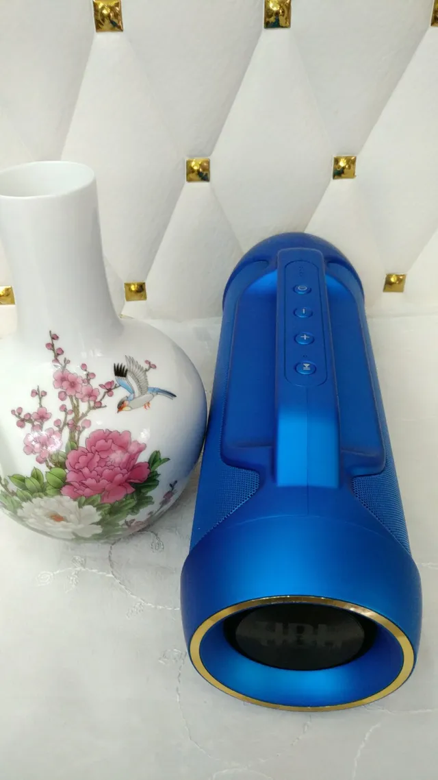 JBL Bleu et Rouge Corps Cylindrique Poignée Supérieure Intégrée Enceinte Portable 10