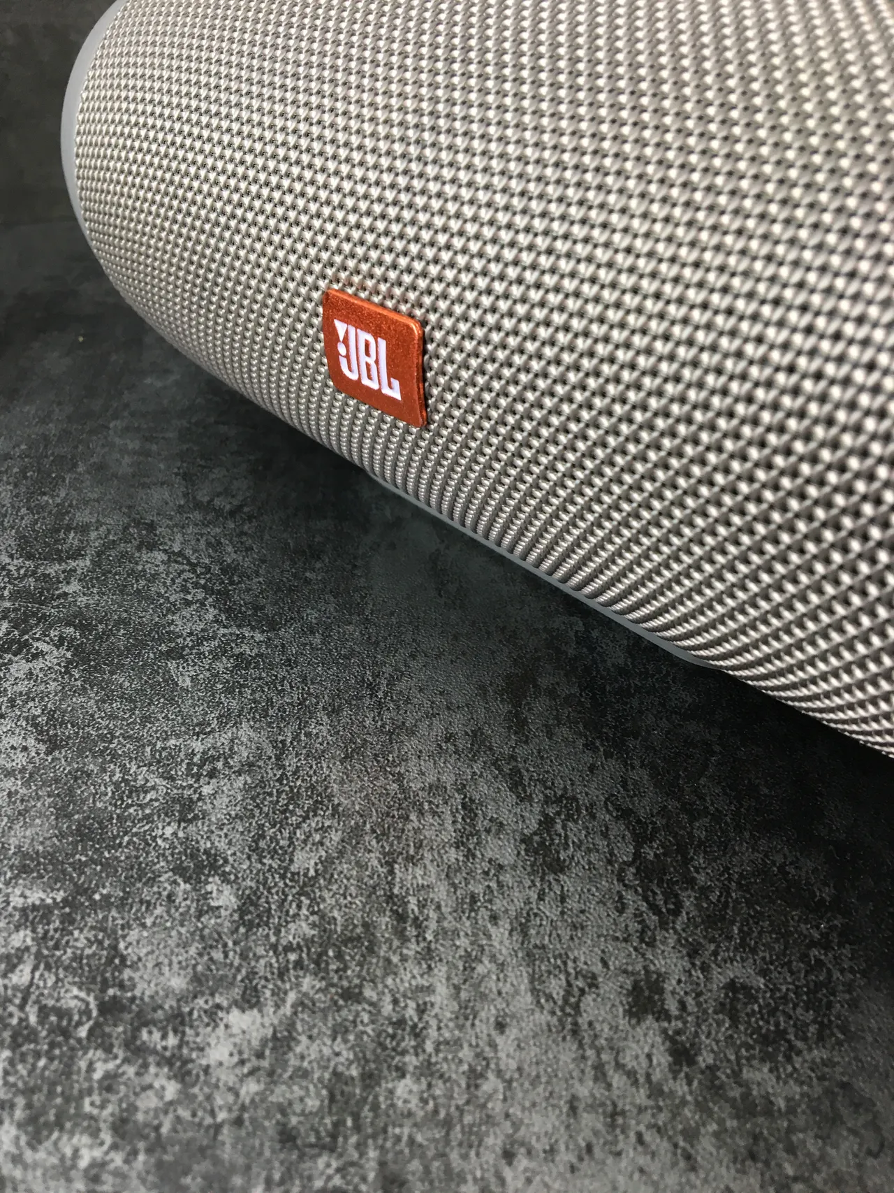 JBL Charge Beige Gris Enceinte Portable avec Grille de Tissu Tissé Cylindrique 7