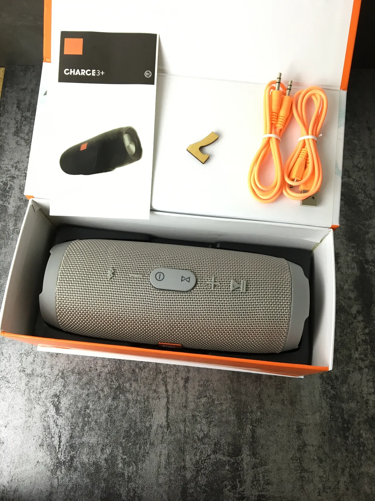 JBL Charge Beige Gris Enceinte Portable avec Grille de Tissu Tissé Cylindrique 10