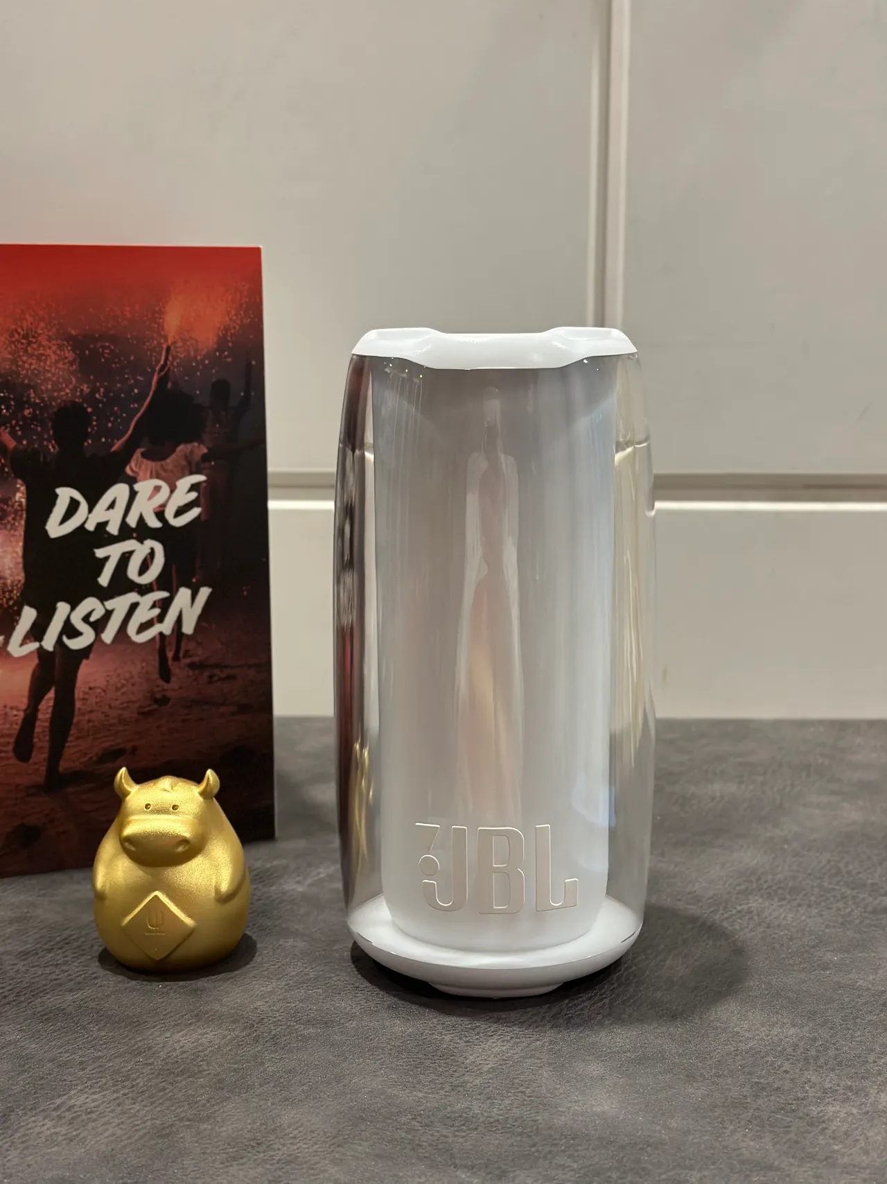 JBL Pulse Altavoz portátil morado cuerpo acrílico cilíndrico transparente 2