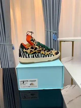 Lanvin imprimé léopard sangle verte col orange chaussures style de vie 2