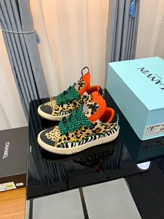 Lanvin imprimé léopard sangle verte col orange chaussures style de vie 4