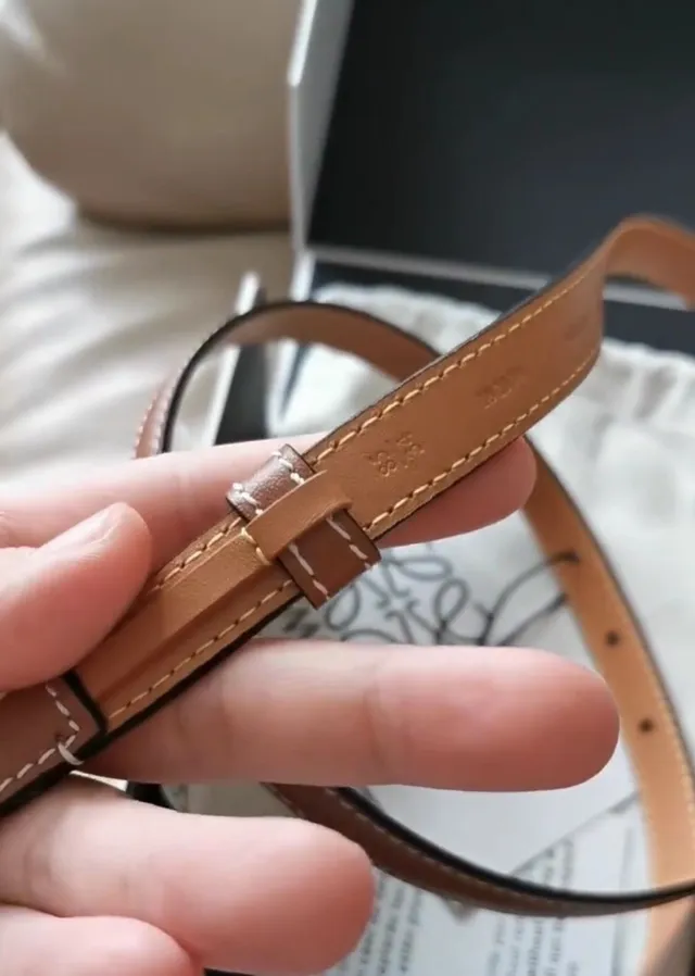 Loeve Anagram Belt Ceinture en cuir marron or étroite à couture contrastée 4