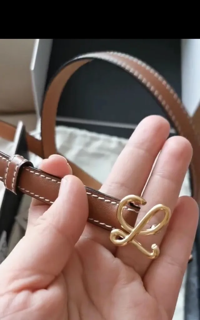 Loeve Anagram Belt Ceinture en cuir marron or étroite à couture contrastée 5