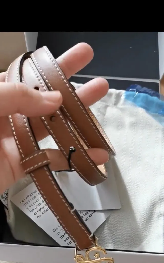 Loeve Anagram Belt Ceinture en cuir marron or étroite à couture contrastée 6