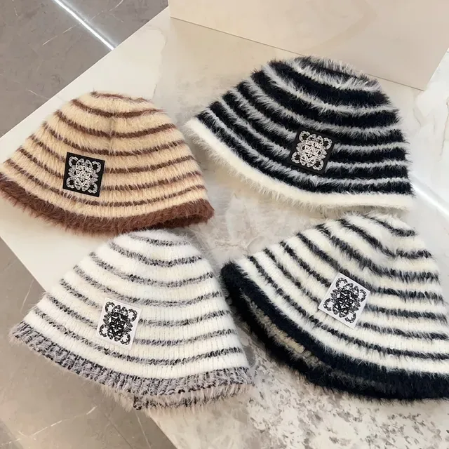 Loewe Anagram bucket hat rayé pelucheux 2