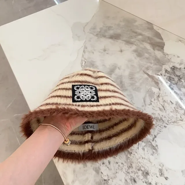 Loewe Anagram bucket hat rayé pelucheux 3
