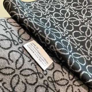 Loewe Cachecol de Cashmere Preto e Cinza Tricô Jacquard Motivo Floral
