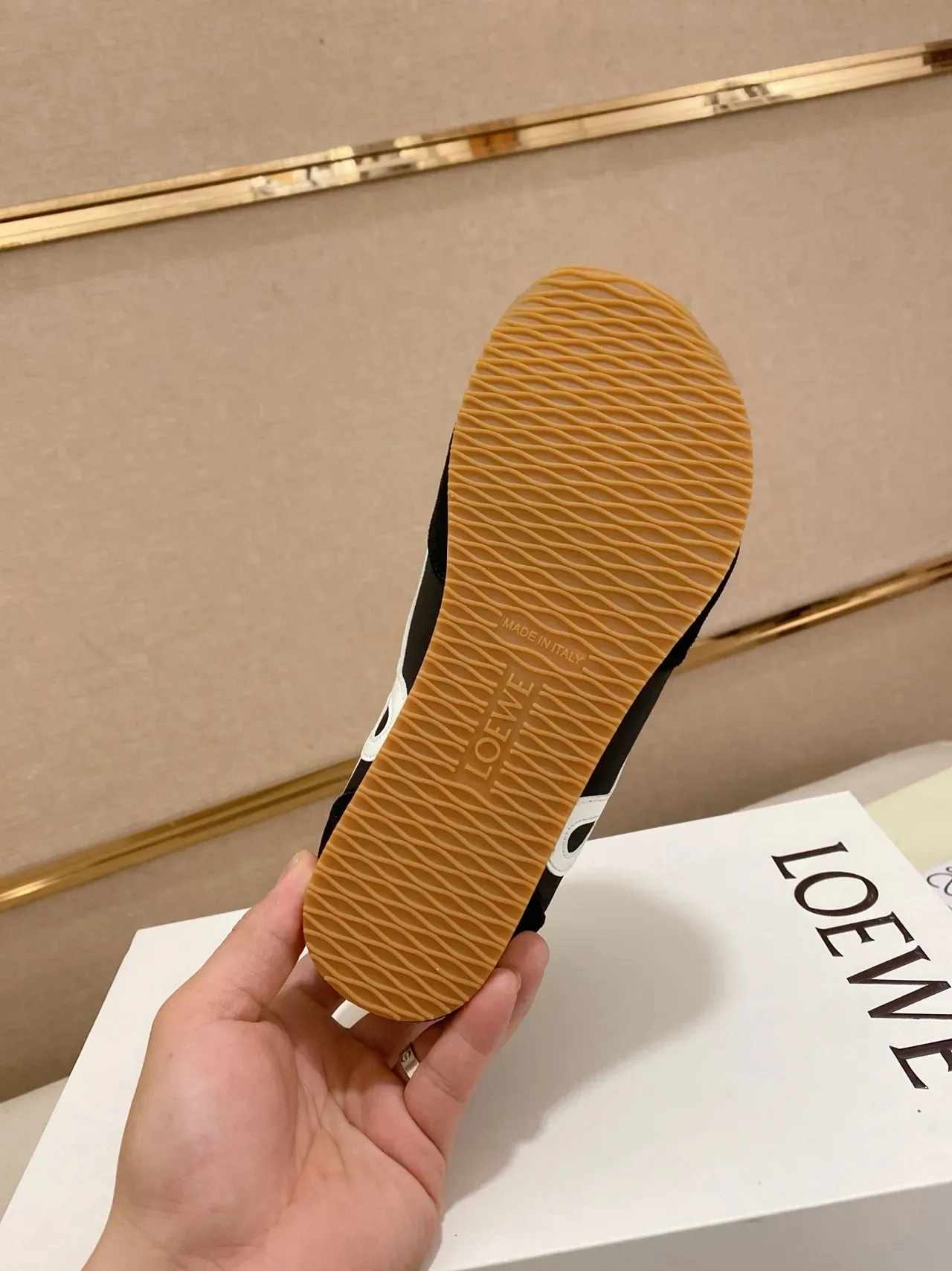 Loewe Flow Runner 黑色 白色 口香糖 生活方式运动鞋 3