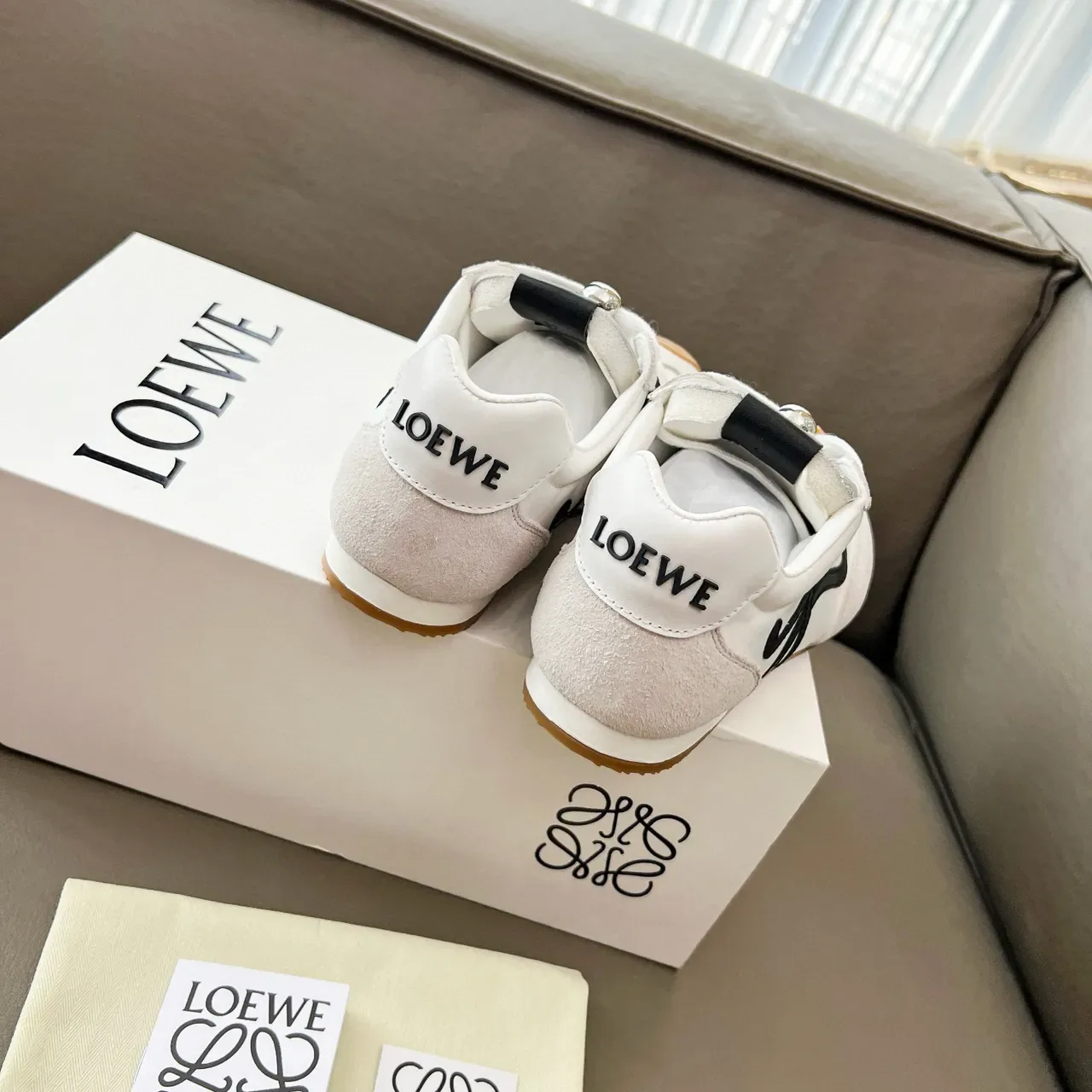 Loewe Flow Runner أبيض أसود Anagram Logo خط جانبي غطاء أصابع مطاطي نمط حياة أحذية رياضية 2