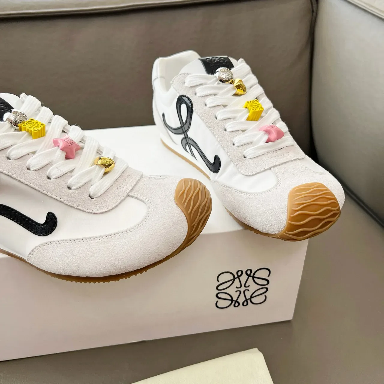 Loewe Flow Runner أبيض أसود Anagram Logo خط جانبي غطاء أصابع مطاطي نمط حياة أحذية رياضية 4