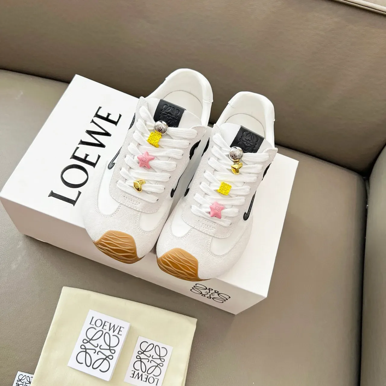 Loewe Flow Runner أبيض أसود Anagram Logo خط جانبي غطاء أصابع مطاطي نمط حياة أحذية رياضية 6