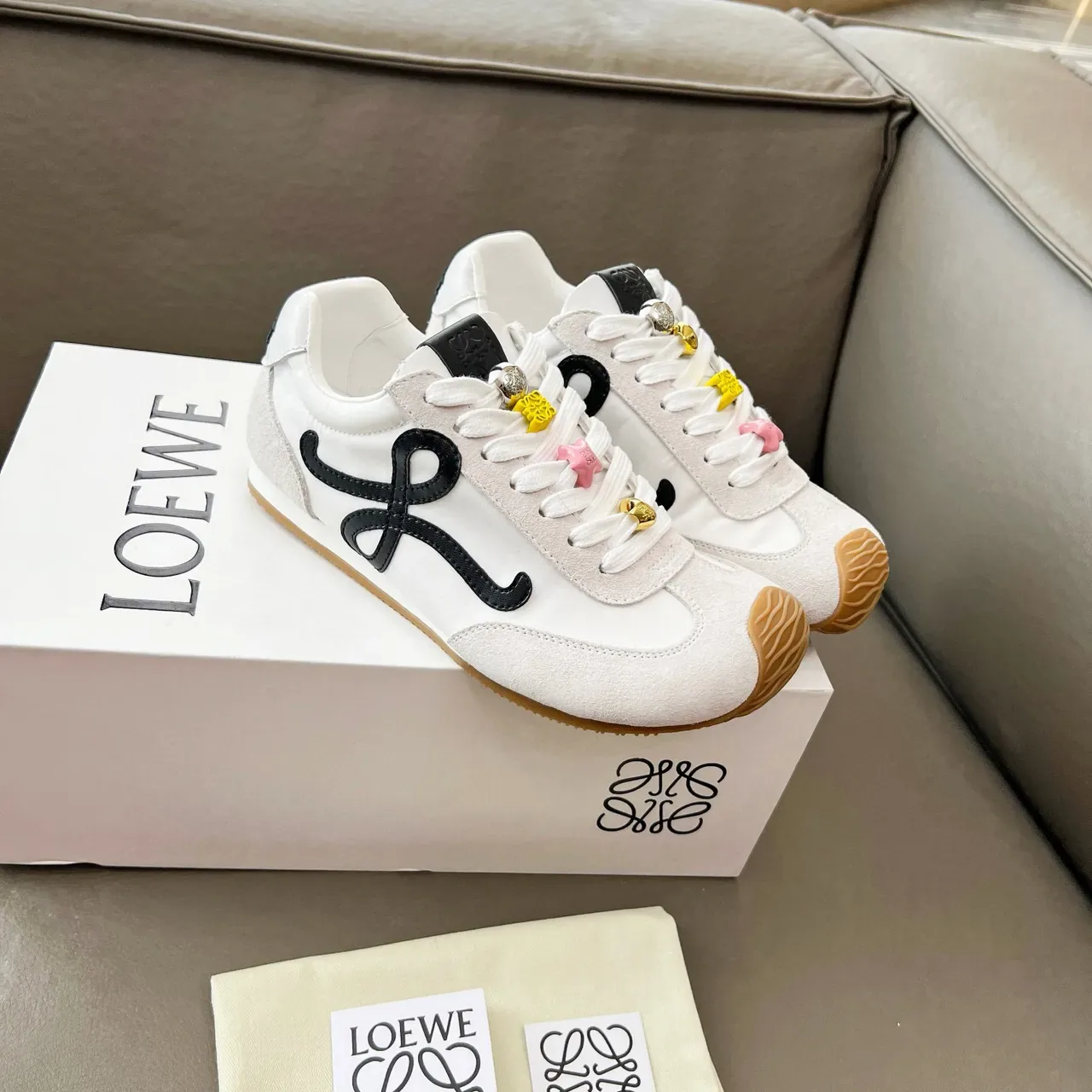 Loewe Flow Runner أبيض أसود Anagram Logo خط جانبي غطاء أصابع مطاطي نمط حياة أحذية رياضية 7