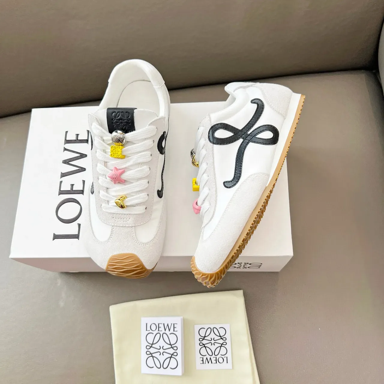 Loewe Flow Runner أبيض أसود Anagram Logo خط جانبي غطاء أصابع مطاطي نمط حياة أحذية رياضية 8