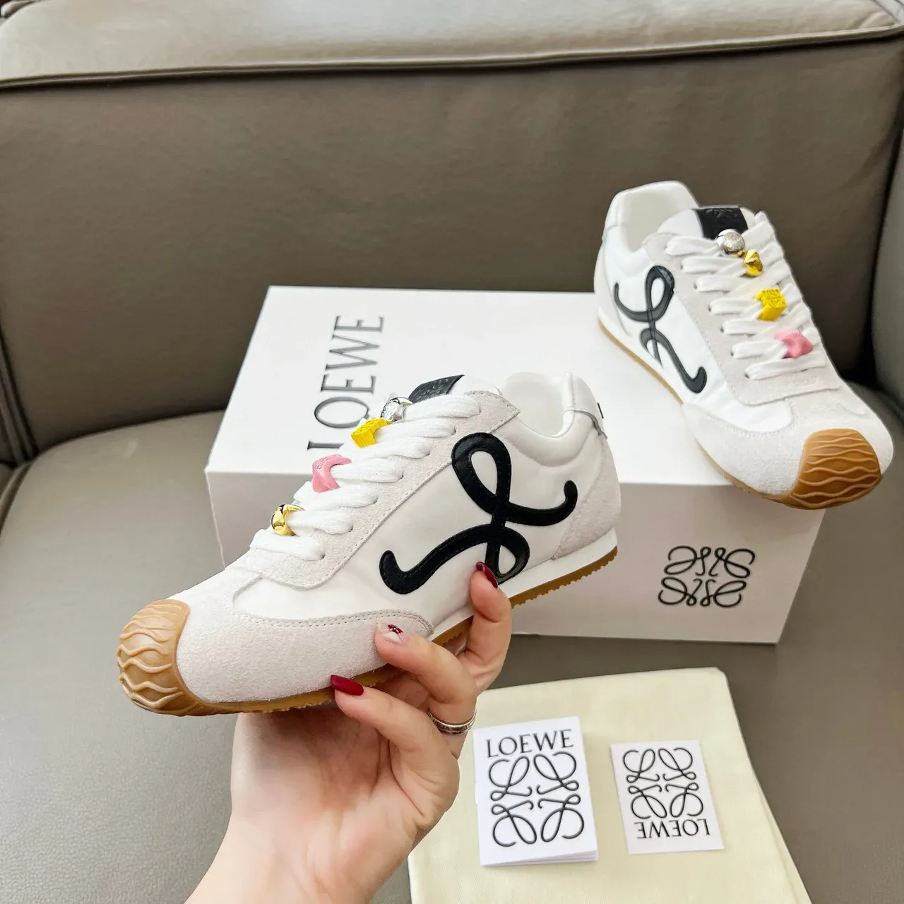 Loewe Flow Runner أبيض أसود Anagram Logo خط جانبي غطاء أصابع مطاطي نمط حياة أحذية رياضية 9