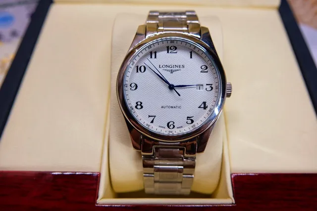 Longines 银白色不锈钢纹理表盘机械腕表 8
