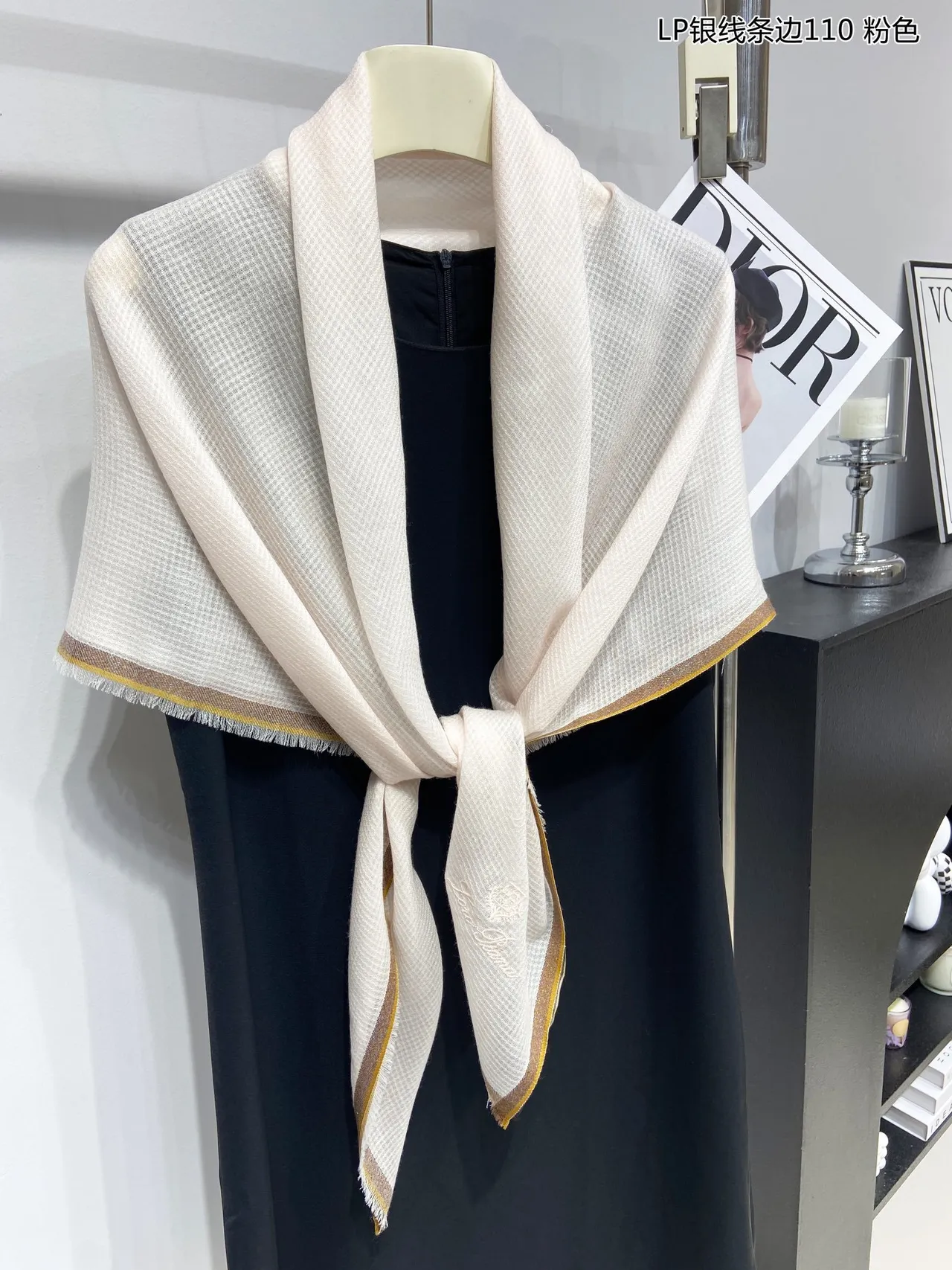 Loro Piana Écharpe en Cachemire Légère avec Logo Brodé en Or Blanc 5