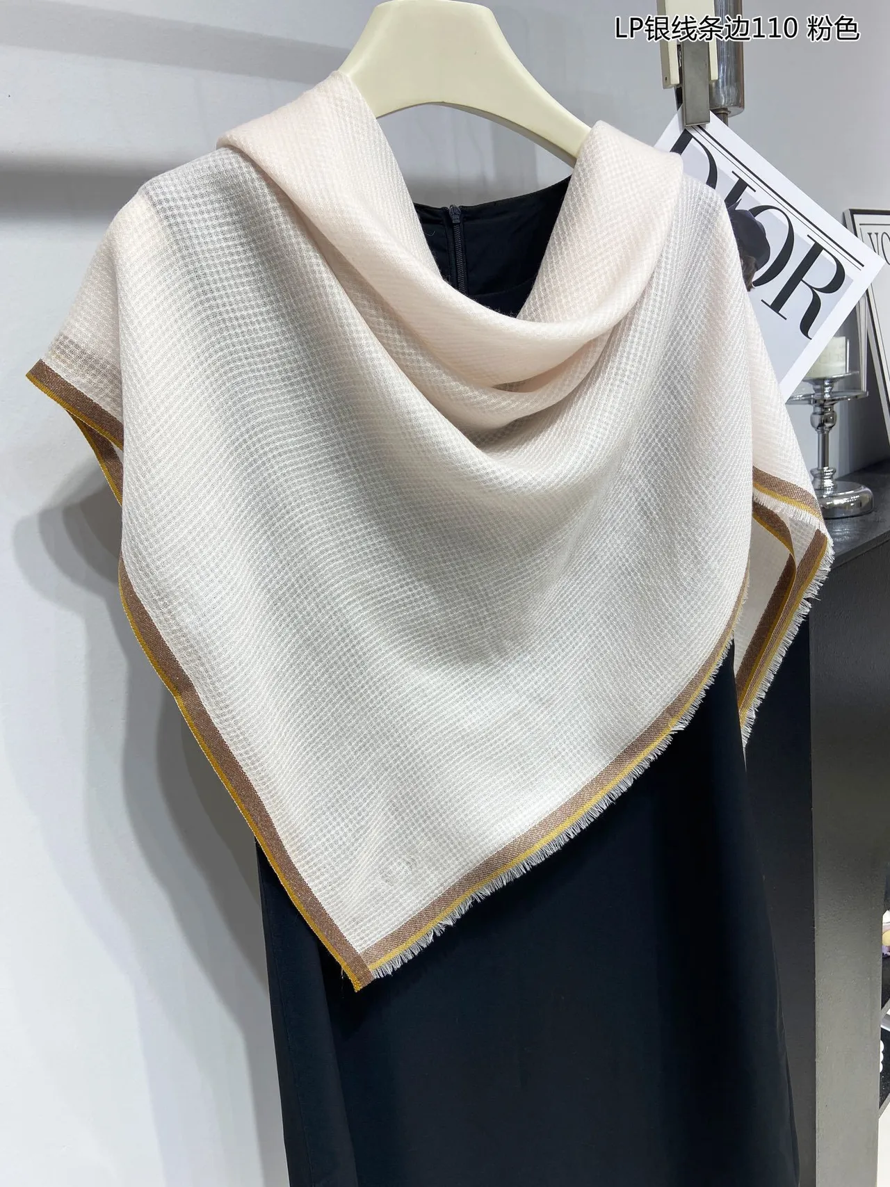 Loro Piana Écharpe en Cachemire Légère avec Logo Brodé en Or Blanc 6