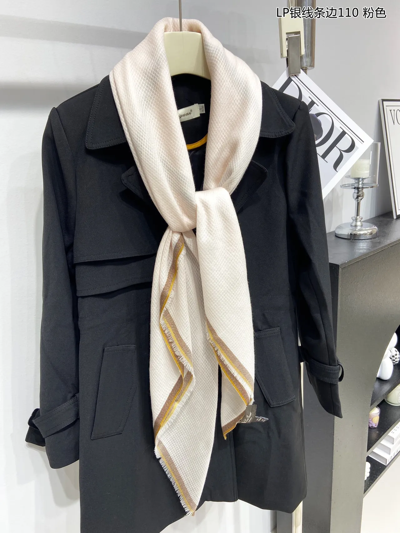 Loro Piana Écharpe en Cachemire Légère avec Logo Brodé en Or Blanc 7