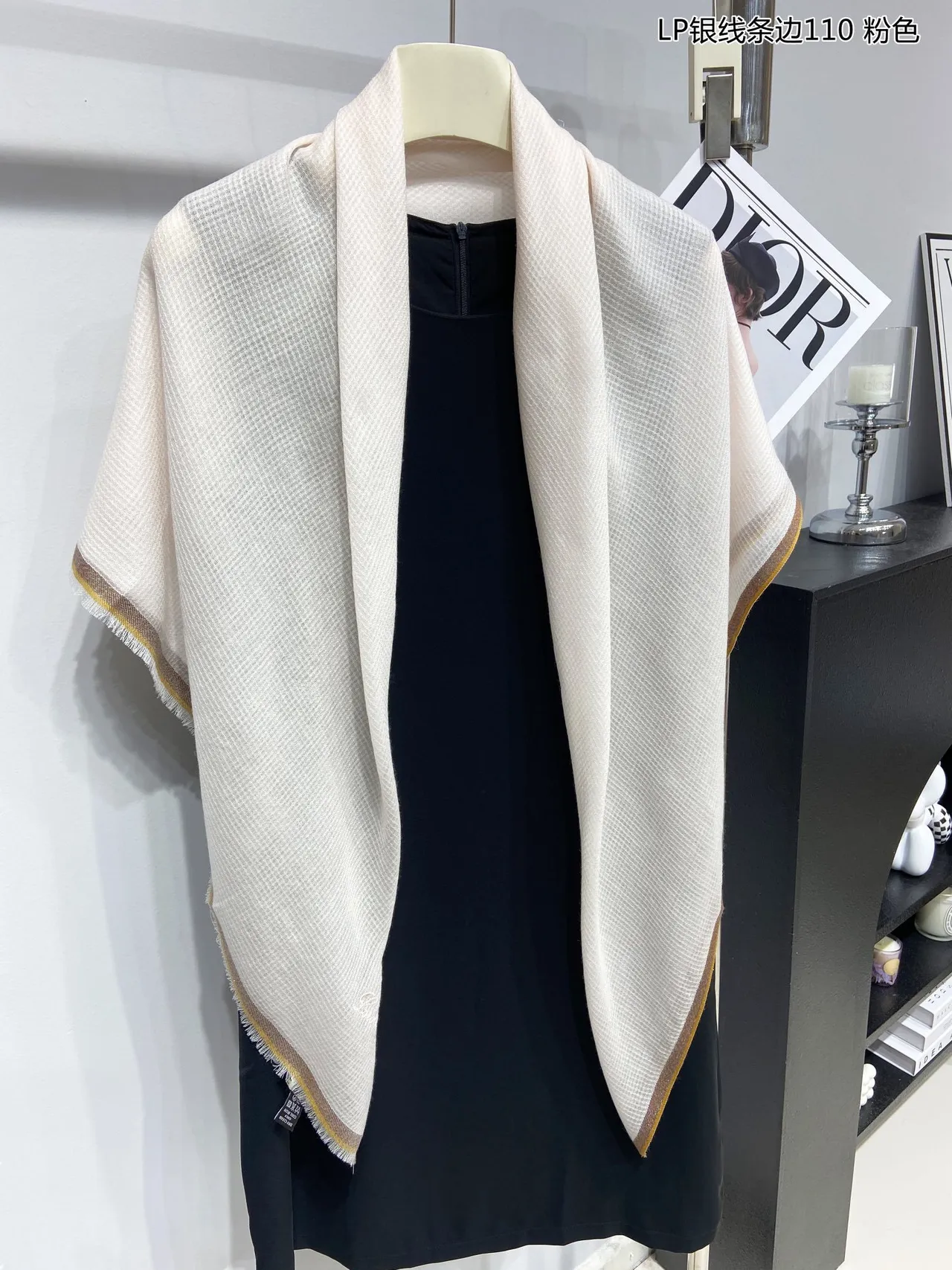 Loro Piana Écharpe en Cachemire Légère avec Logo Brodé en Or Blanc 8