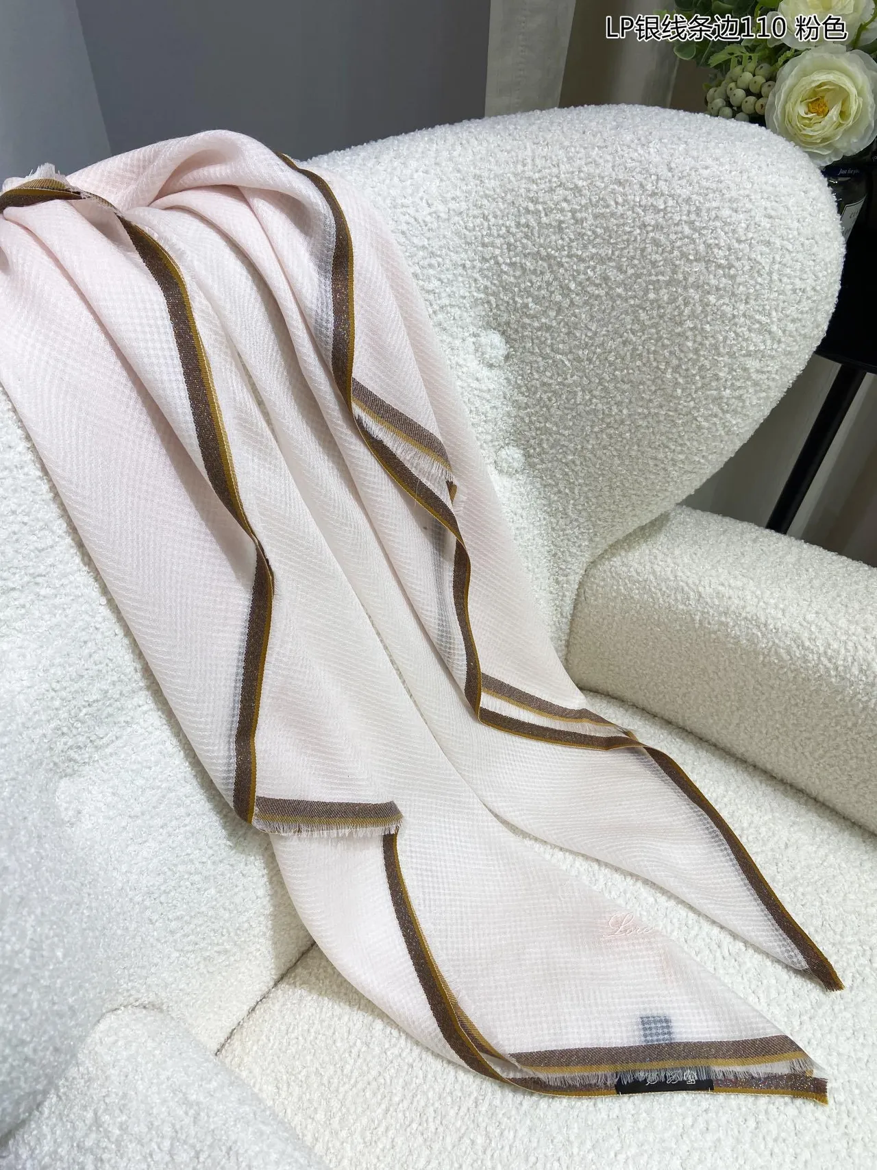 Loro Piana Écharpe en Cachemire Légère avec Logo Brodé en Or Blanc 9