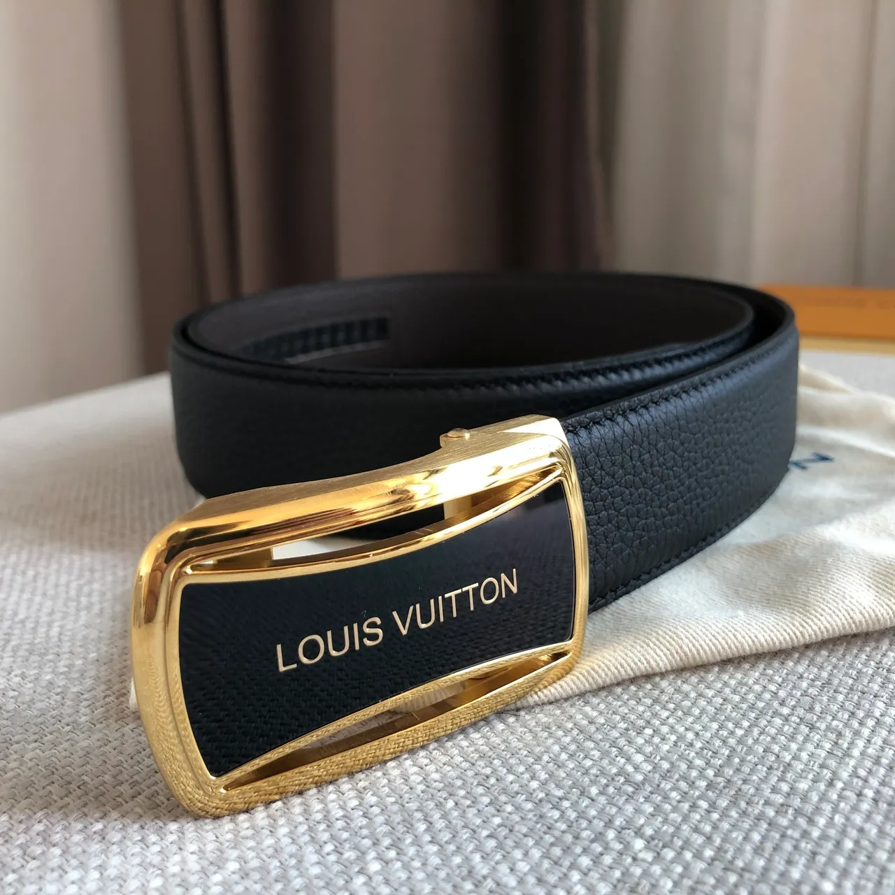 Louis Vuitton Cinturón con Hebilla Automática Negro Plateado de Cuero Texturizado 2