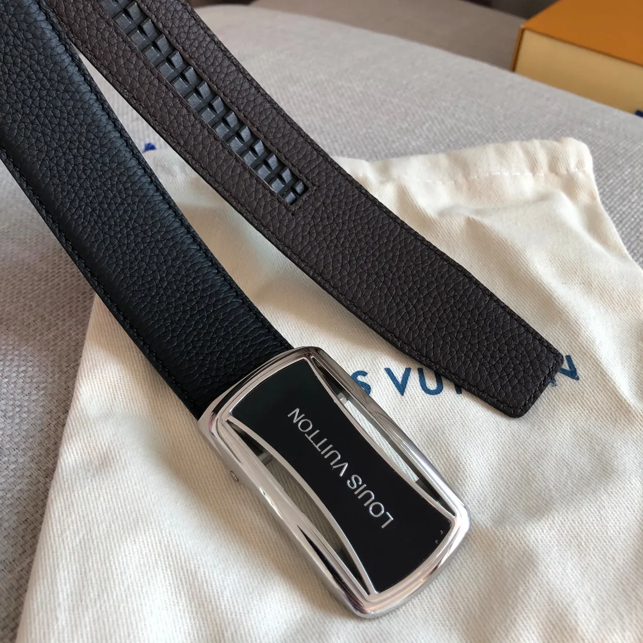 Louis Vuitton Cinturón con Hebilla Automática Negro Plateado de Cuero Texturizado 3