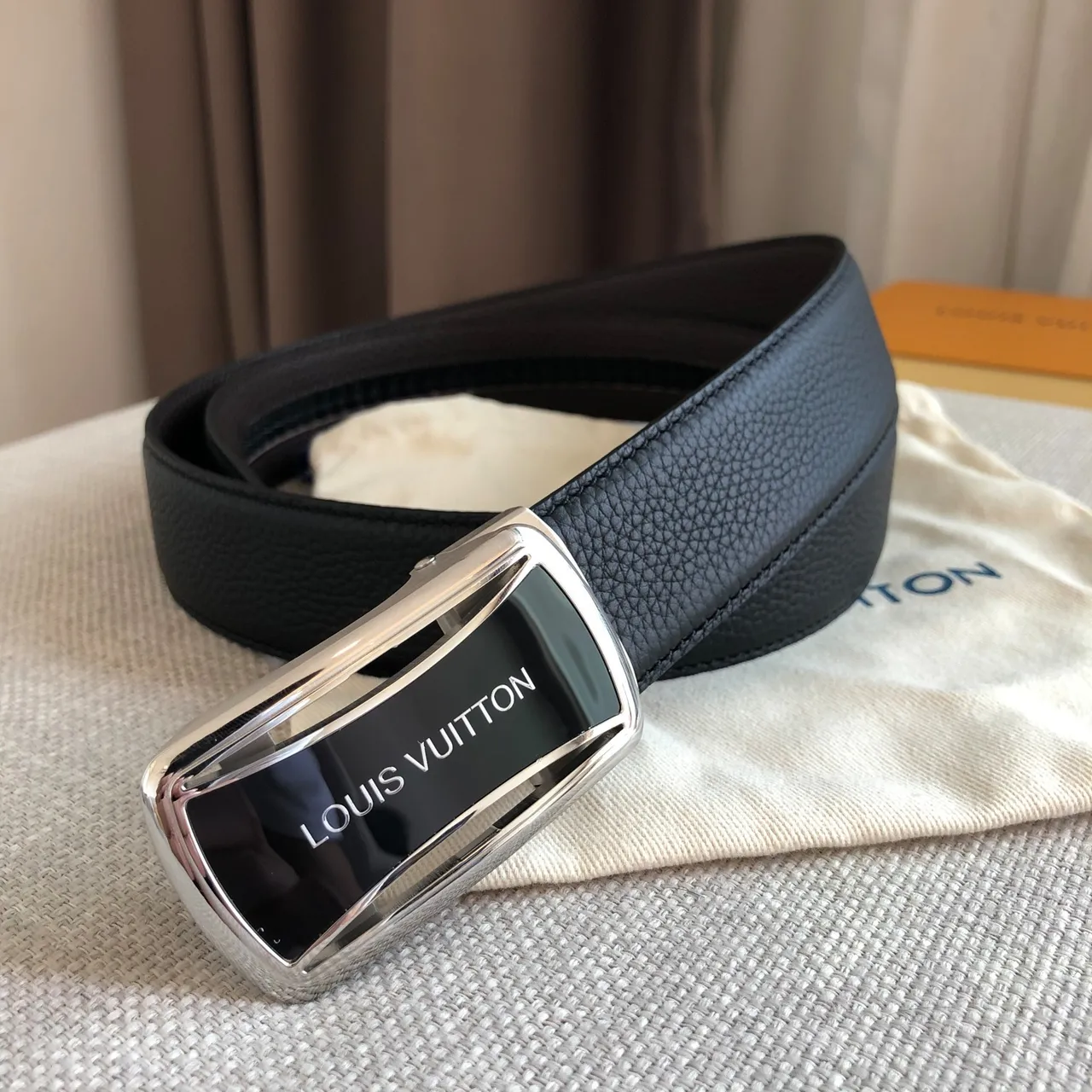 Louis Vuitton Cinturón con Hebilla Automática Negro Plateado de Cuero Texturizado 4