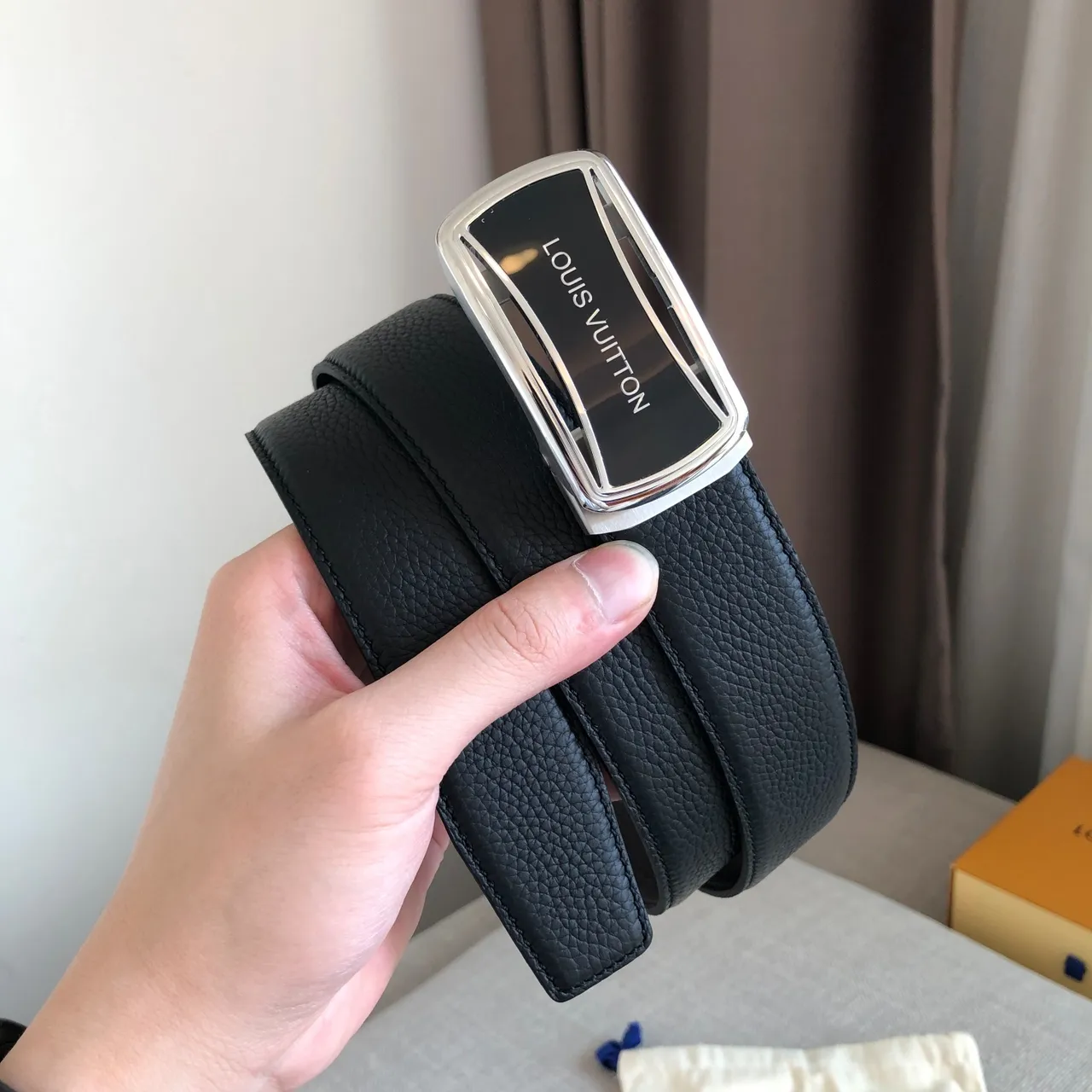 Louis Vuitton Cinturón con Hebilla Automática Negro Plateado de Cuero Texturizado 5