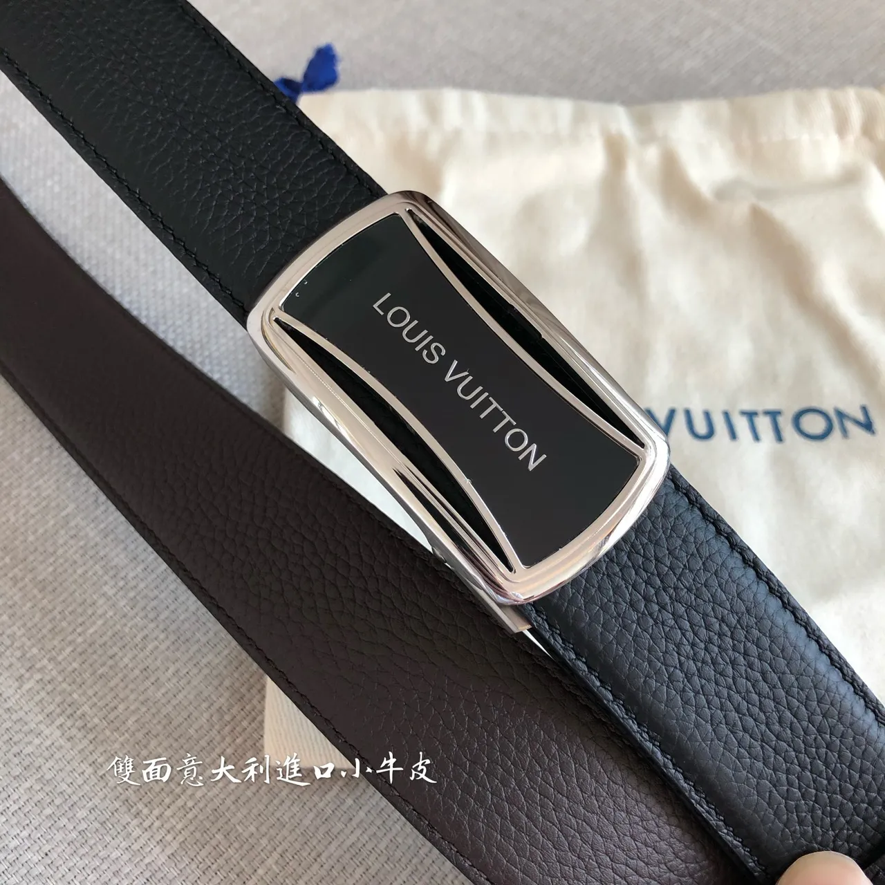 Louis Vuitton Cinturón con Hebilla Automática Negro Plateado de Cuero Texturizado 6