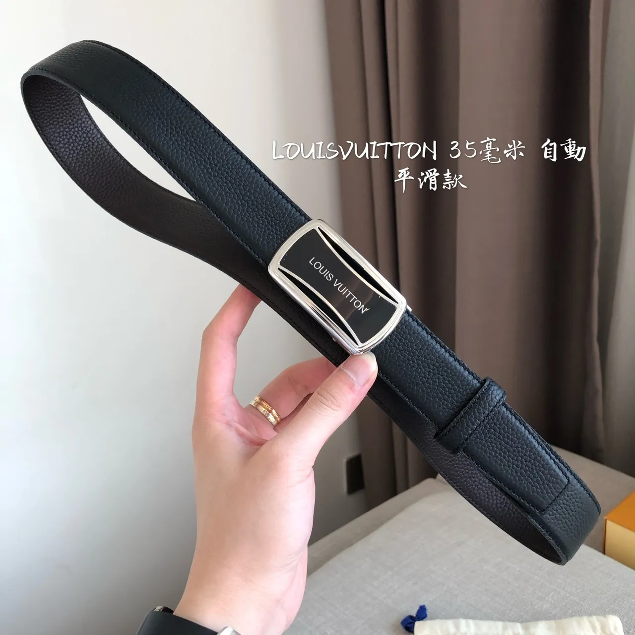 Louis Vuitton Cinturón con Hebilla Automática Negro Plateado de Cuero Texturizado 8