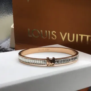 Louis Vuitton سوار بنجليت مصنوع من كريستال مقصوص على شكل بغيت مع شعار LV