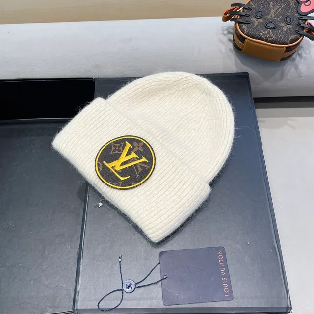 Louis Vuitton Boné Bege Marrom Tricô Monogramado Patch Beanie 4