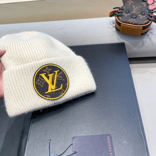 Louis Vuitton Boné Bege Marrom Tricô Monogramado Patch Beanie 6