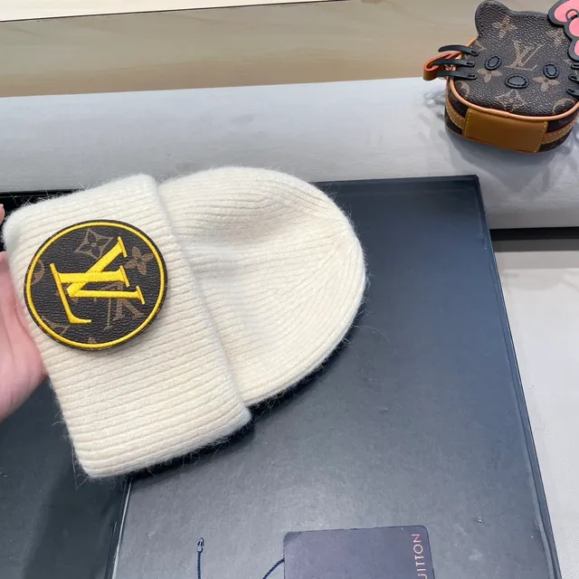 Louis Vuitton Boné Bege Marrom Tricô Monogramado Patch Beanie 7