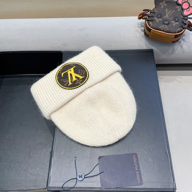Louis Vuitton Boné Bege Marrom Tricô Monogramado Patch Beanie 9