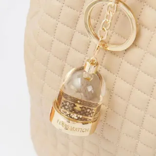 Louis Vuitton बेज सुनहरा क्विल्टेड चमड़े का हार्डवेयर हैंडबैग