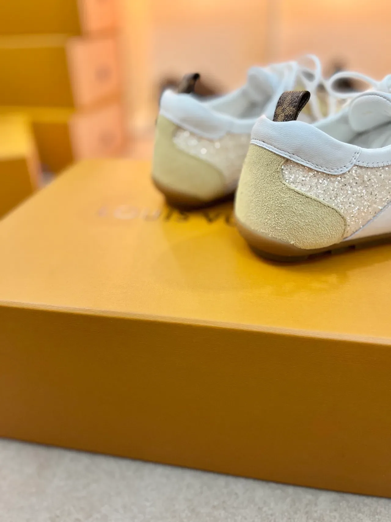 Louis Vuitton Tênis Lifestyle Bege e Branco com Painéis de Glitter em Couro e Camurça 2
