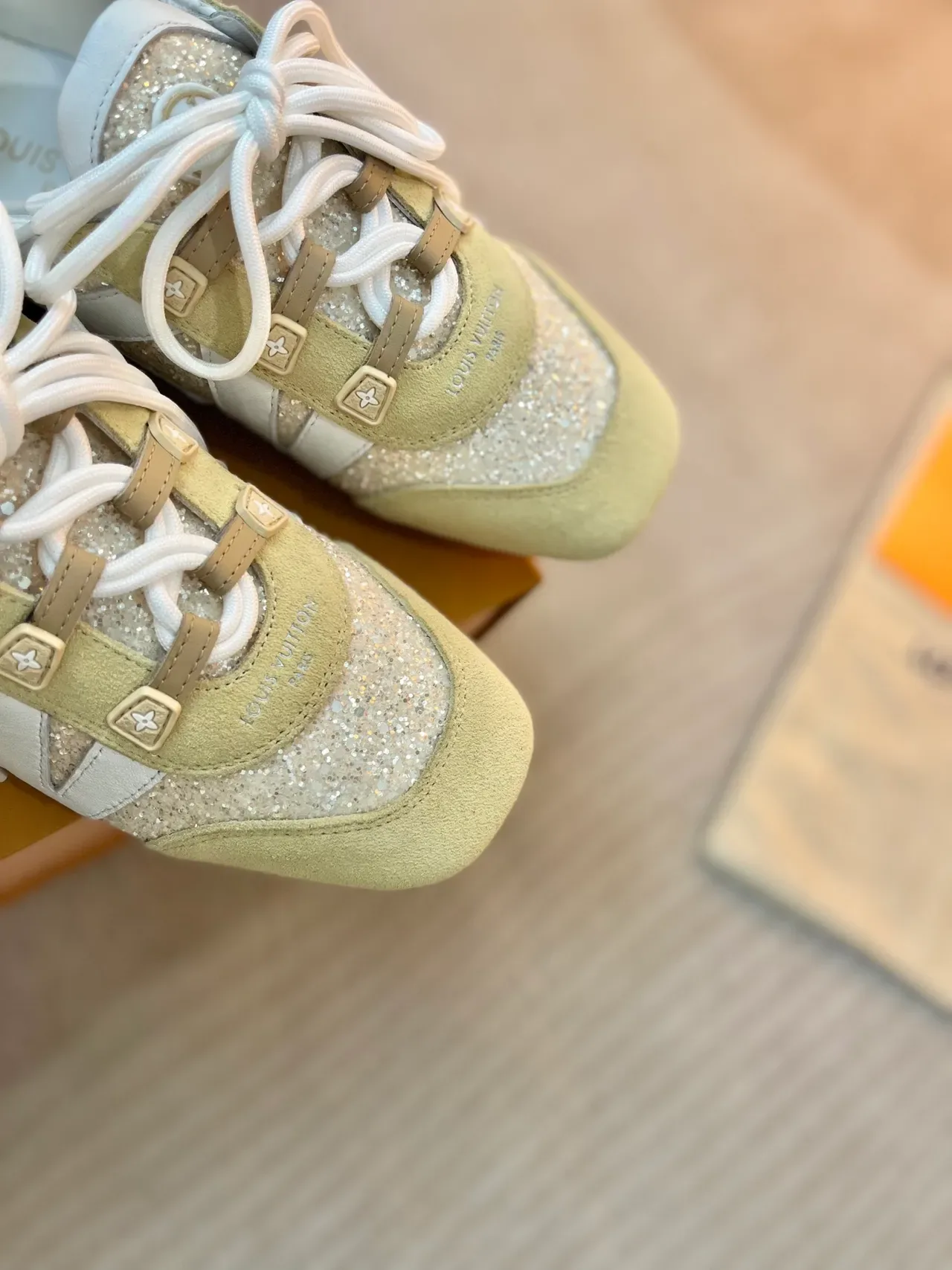 Louis Vuitton Tênis Lifestyle Bege e Branco com Painéis de Glitter em Couro e Camurça 3