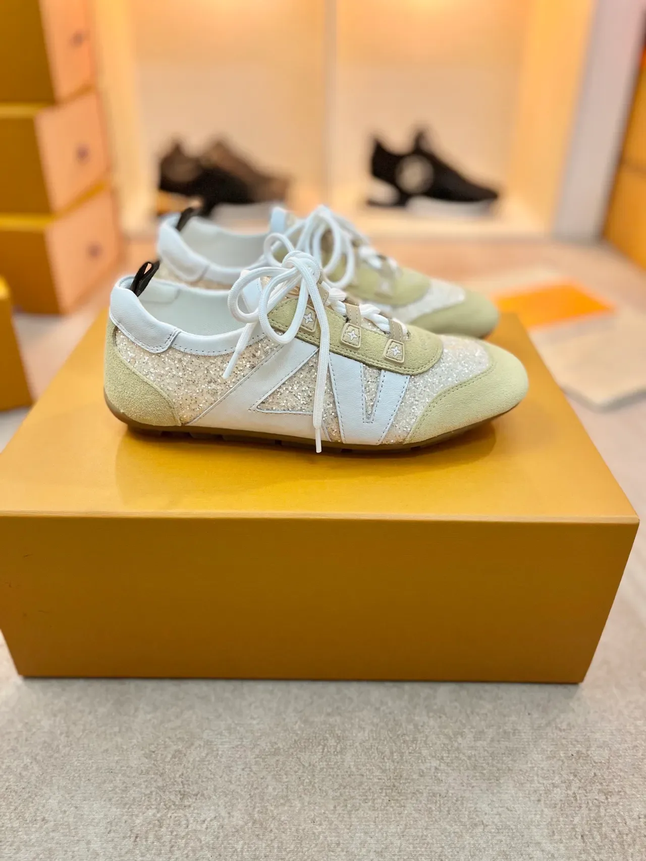 Louis Vuitton Tênis Lifestyle Bege e Branco com Painéis de Glitter em Couro e Camurça 4