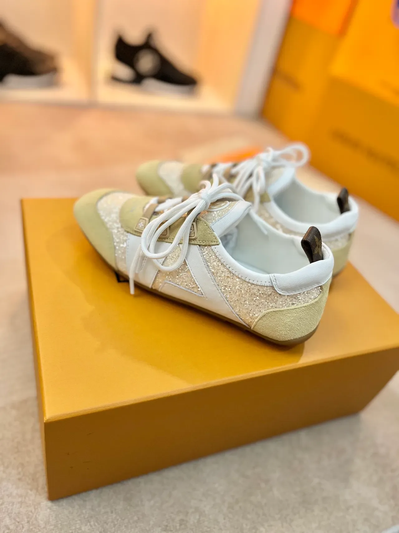 Louis Vuitton Tênis Lifestyle Bege e Branco com Painéis de Glitter em Couro e Camurça 5