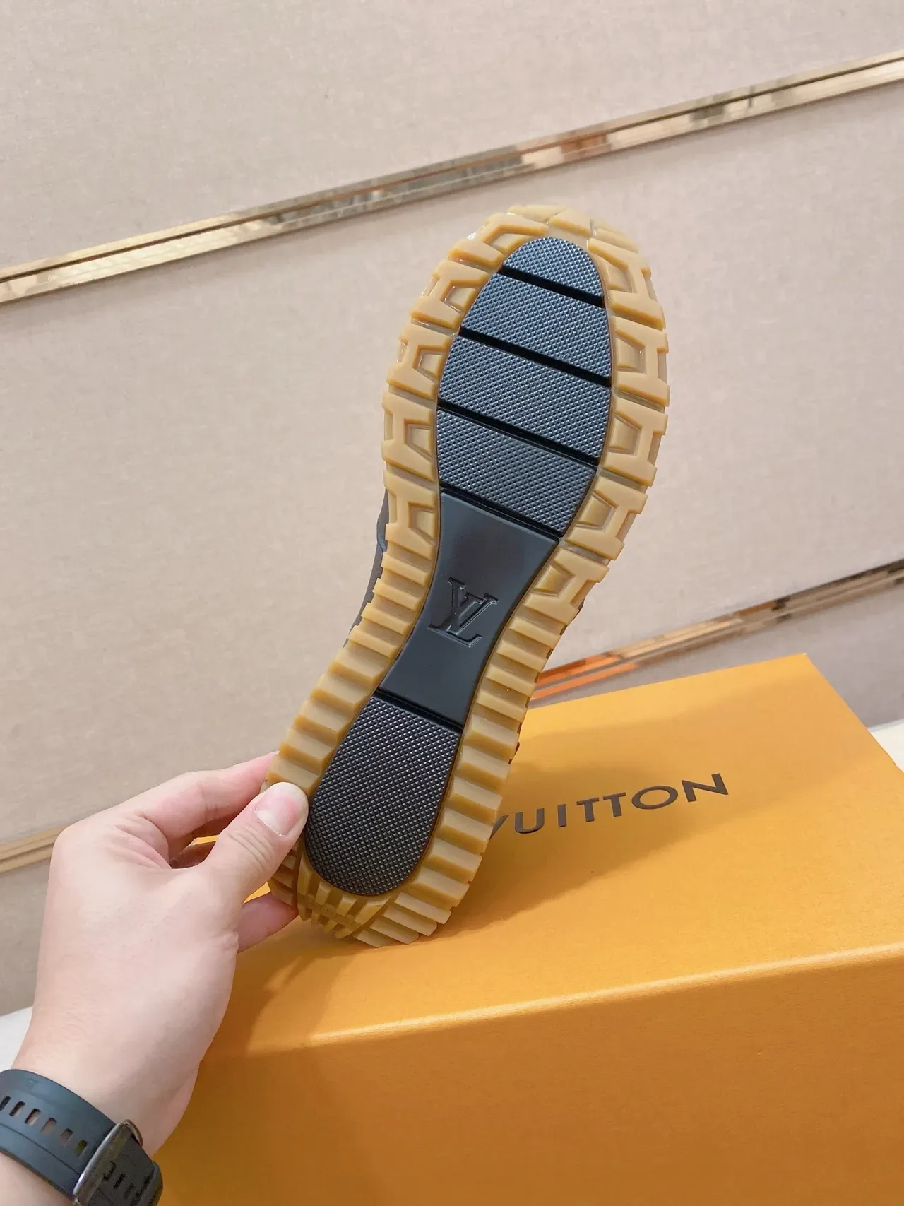 Louis Vuitton Sneakers Lifestyle Preto Bege Couro Perfurado Sola de Borracha 2