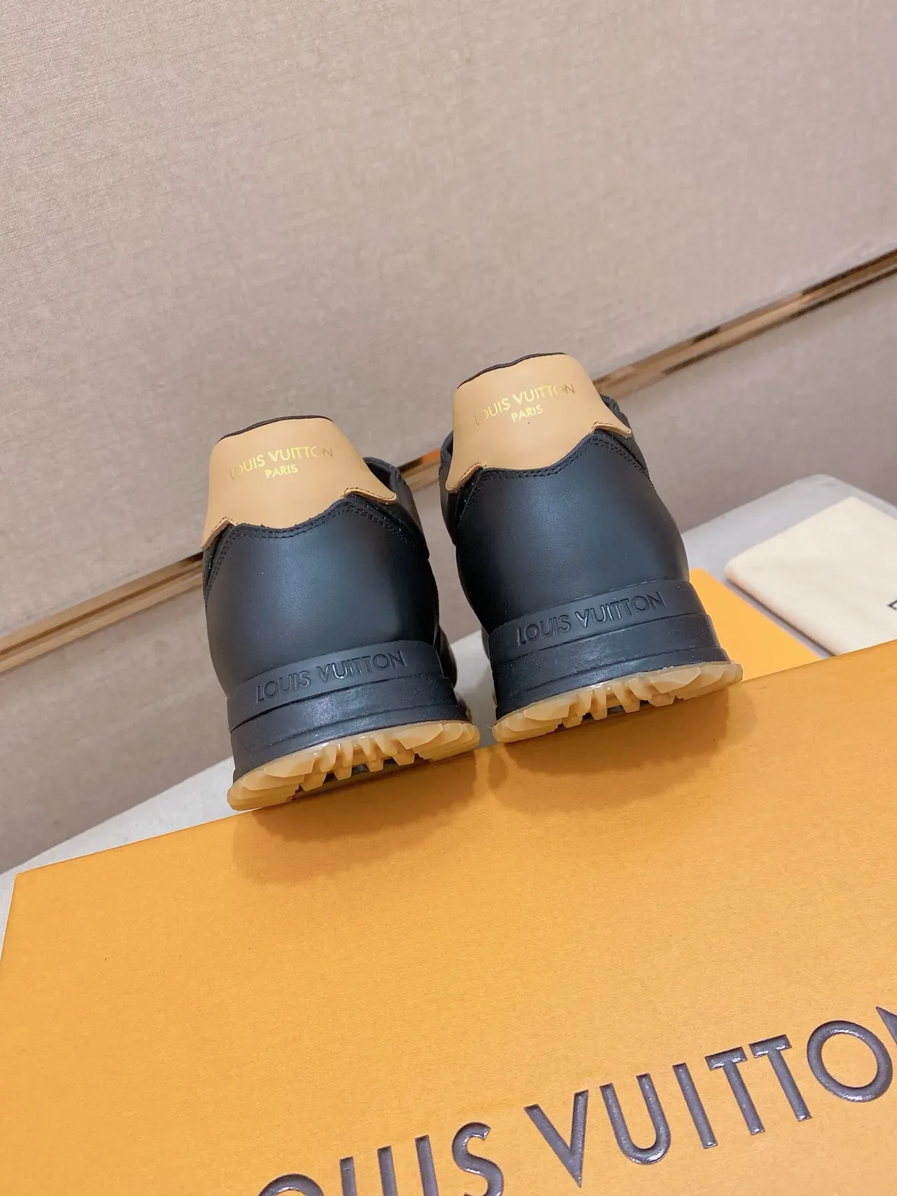 Louis Vuitton Sneakers Lifestyle Preto Bege Couro Perfurado Sola de Borracha 3